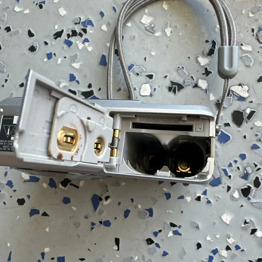 Sony Cyber-shot DSC-S500 6.0MP Digital‎ Camera Parts Only Does Not Turn On